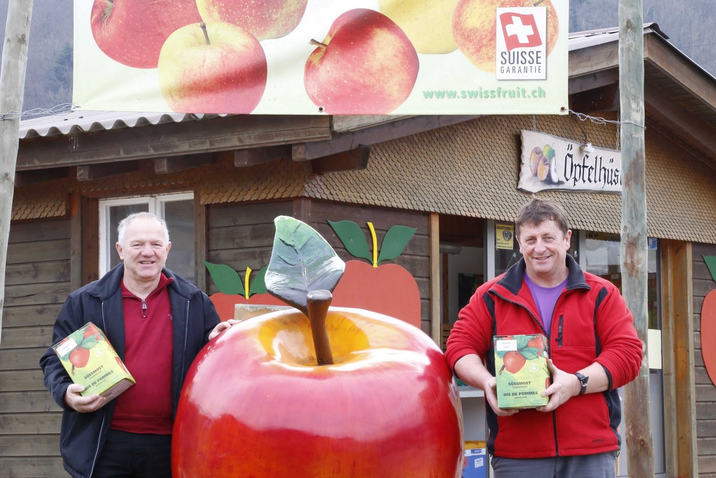 Hansruedi Wirz (links) und Ernst Lüthi haben für jeden Geschmack einen Apfelsaft im Angebot. (Bild: Michael Wahl)