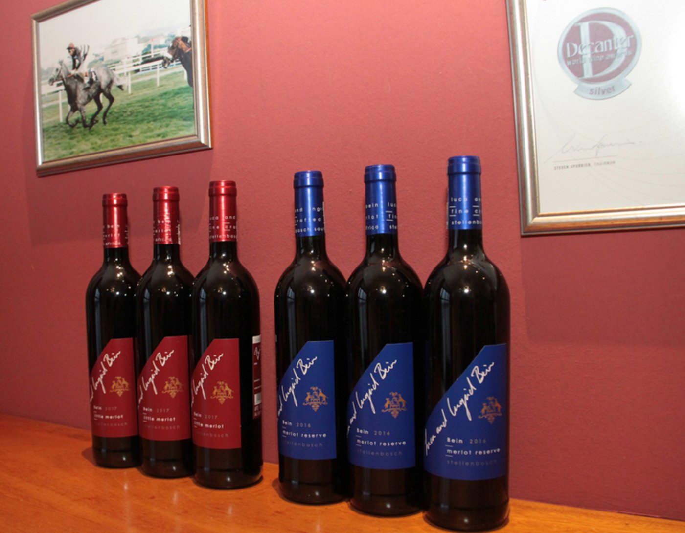 Zwei der fünf Merlots, die das Ehepaar Bein produziert.