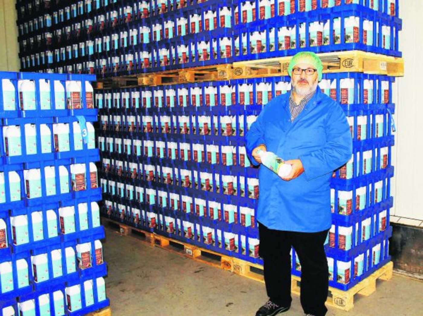 Gibt seinen Familienbetrieb in neue Hände,  aber bleibt als Geschäftsführer: Erich Reichmuth mit Pastmilch aus dem Schwyzer Milchhuus. (Archivbild reb)