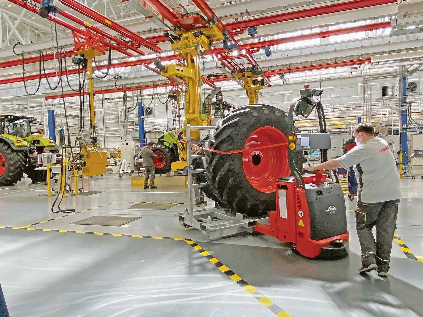 Nach dem Motor, dem Getriebe und der Kabine kommen auch noch die Räder an den Traktor.