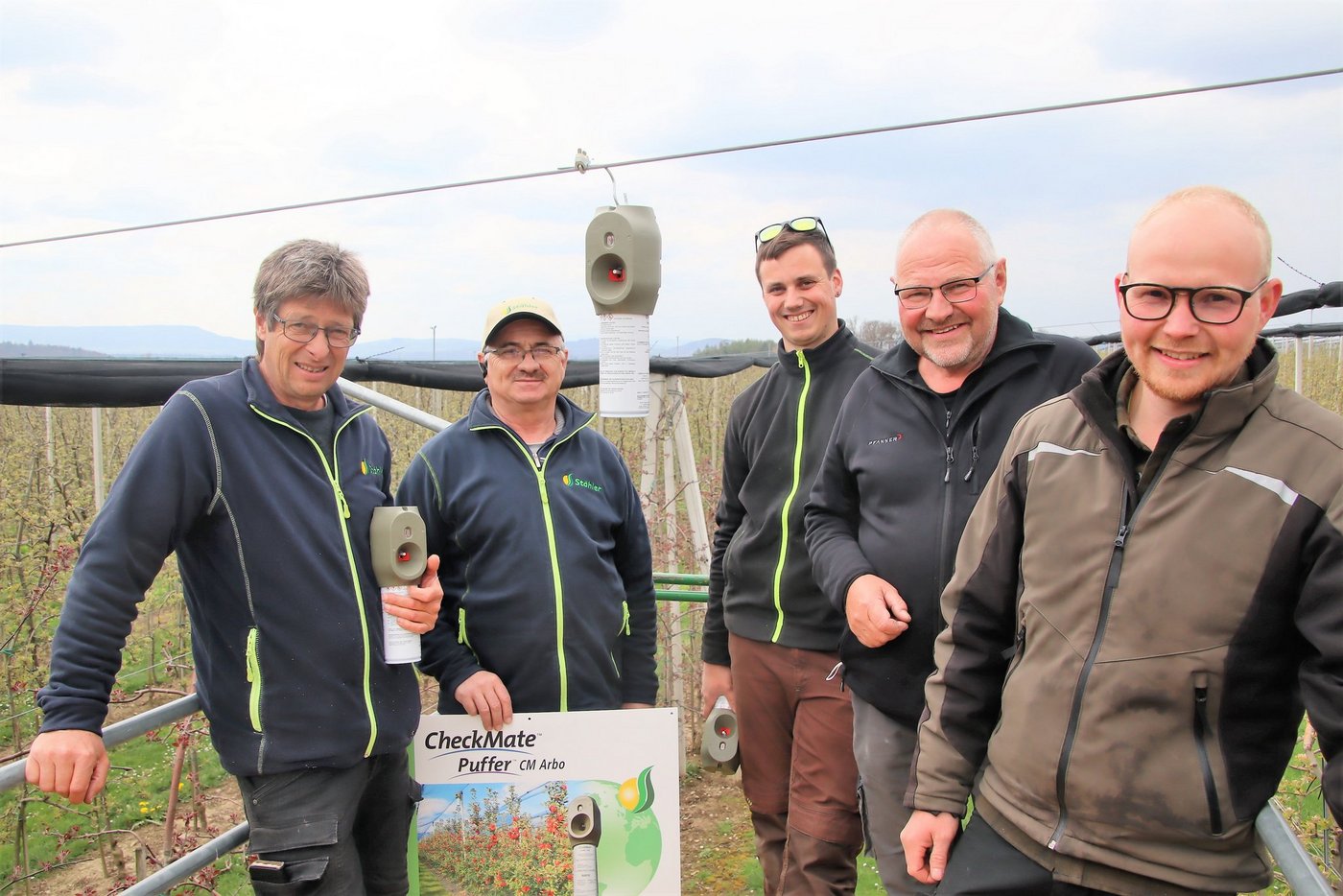 Das Montageteam Jakob Wildisen (l.), André Rohrbach und Manuel Estermann zusammen mit Peter und Erik Eichenberger. In der Mitte ein montierter CheckMate Puffer. (Bilder RoMü)