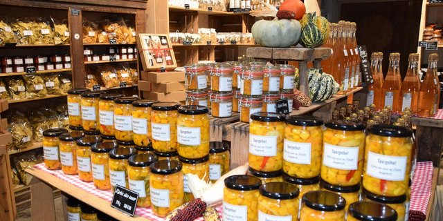 Ein Hofladen kann sich lohnen, bringt aber viel Arbeit mit sich. Bild: BauZ/Esther Thalmann