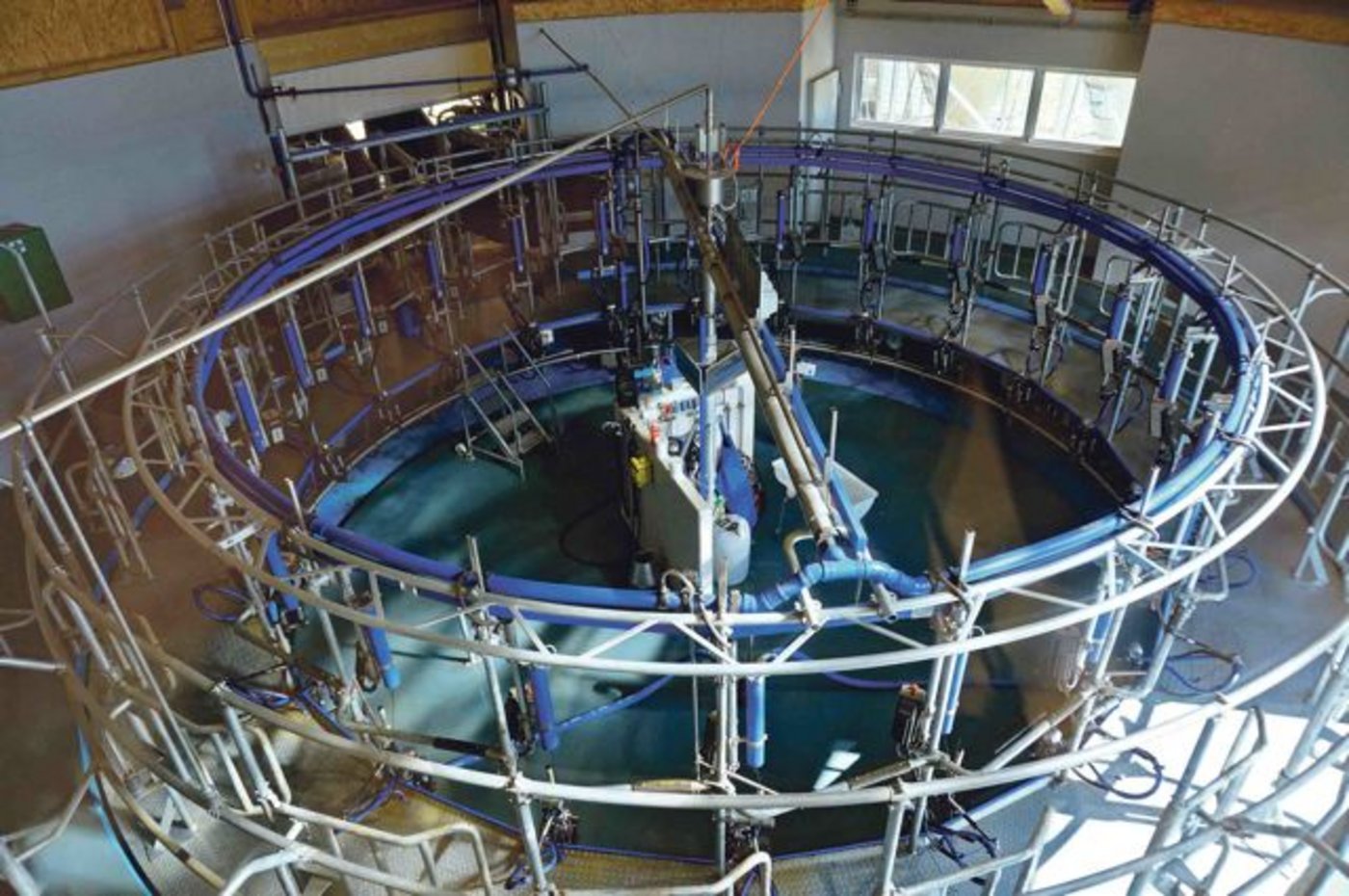 Das 22-Plätze-Karussell der Familie Leibundgut: Um die 100 Kühe darin zu melken, braucht es zirka eine Stunde. (Bilder Deborah Rentsch)