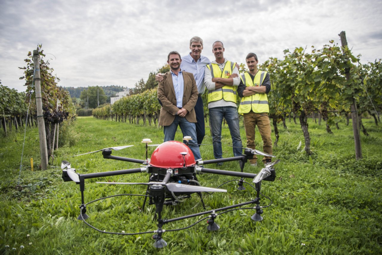 Syngenta-CEO Erich Fyrwald mit Erfinder Frédéric Hemmeler und Team. (Bild Syngenta)