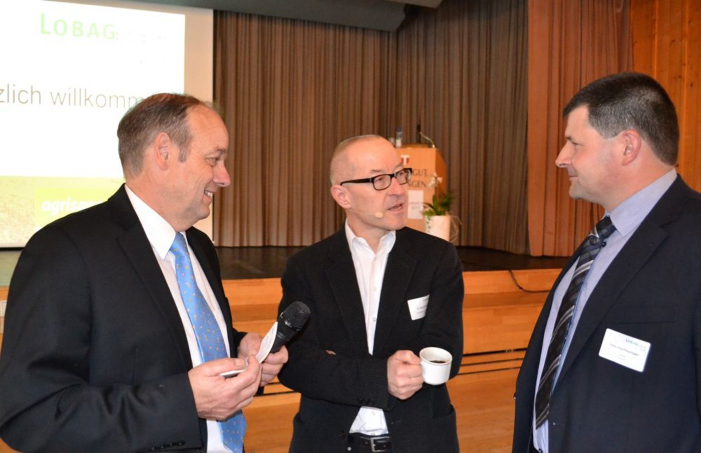Referent David Bosshart, CEO Gottlieb Duttweiler Institute, stärkt sich mit einer Tasse Kaffee und bespricht den Programmverlauf mit Hans Jörg Rüegsegger, Lobag-Präsident (rechts), und Markus Aebi, Gesprächsleiter.. (Bild Alois Heinzer)