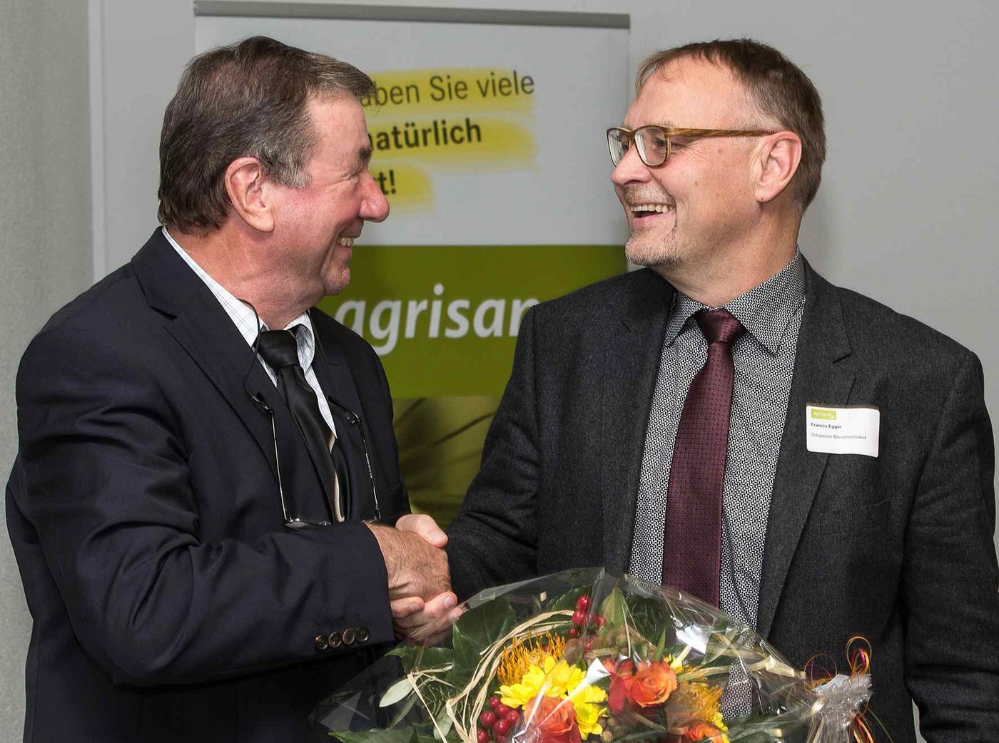 Fritz Schober (links) übergibt nach 24 Jahren das Präsidium der Agrisano Stiftung an Francis Egger vom Schweizer Bauernverband. (Bild zVg)