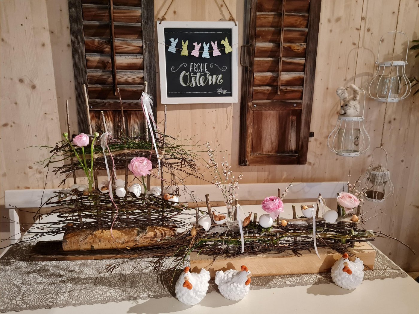 Das Ostergesteck kann mit verschiedenen Dekorationen wie etwa Hühnern oder Hasen umrahmt werden. Es besteht aus einfachen Materialien, die überall zu finden sind. (Bilder Franziska Jurt)