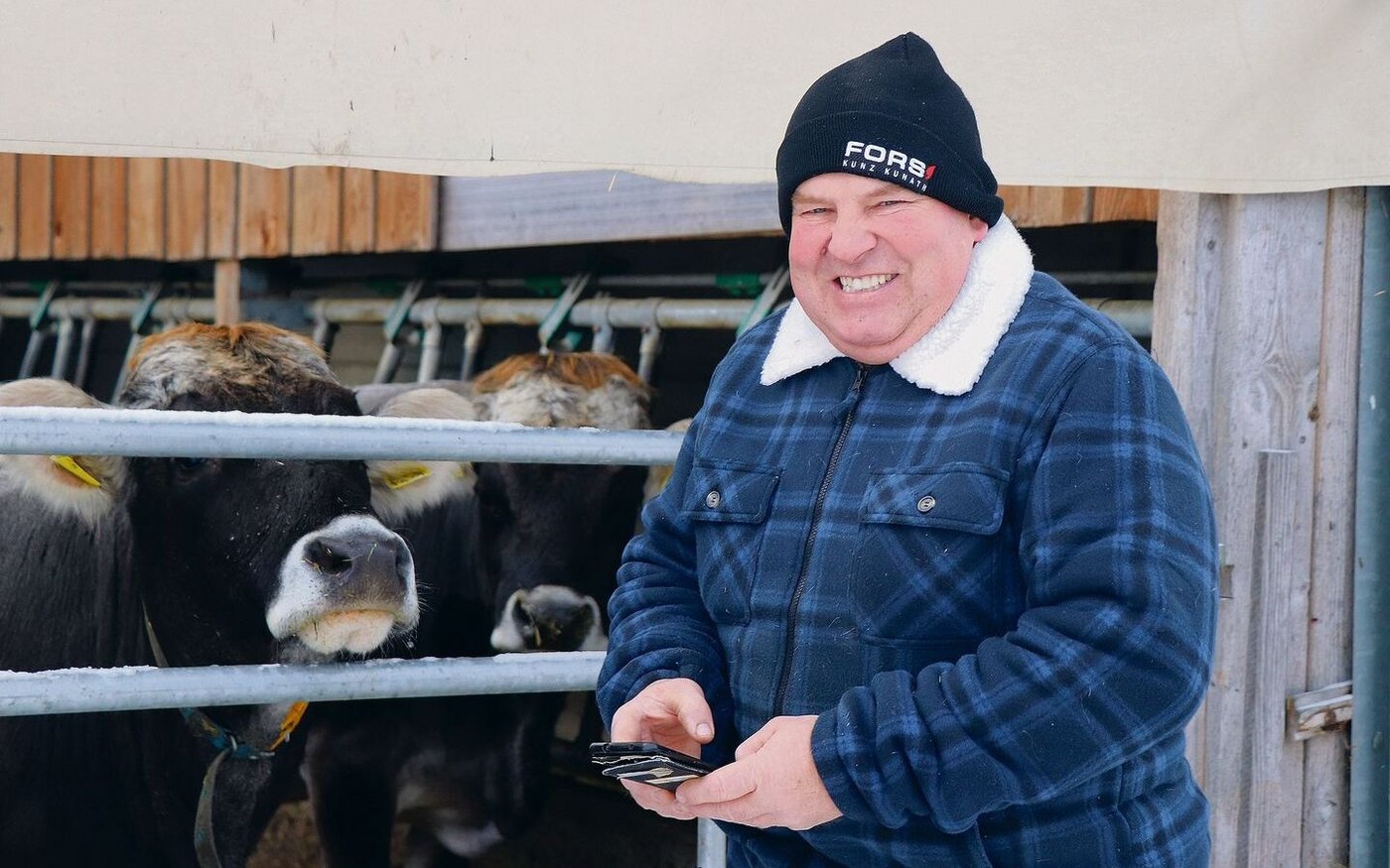 Urs Kneubühler setzt den digitalen Hofmanager Barto ein. Apps auf dem Handy helfen bei der Dateneingabe.