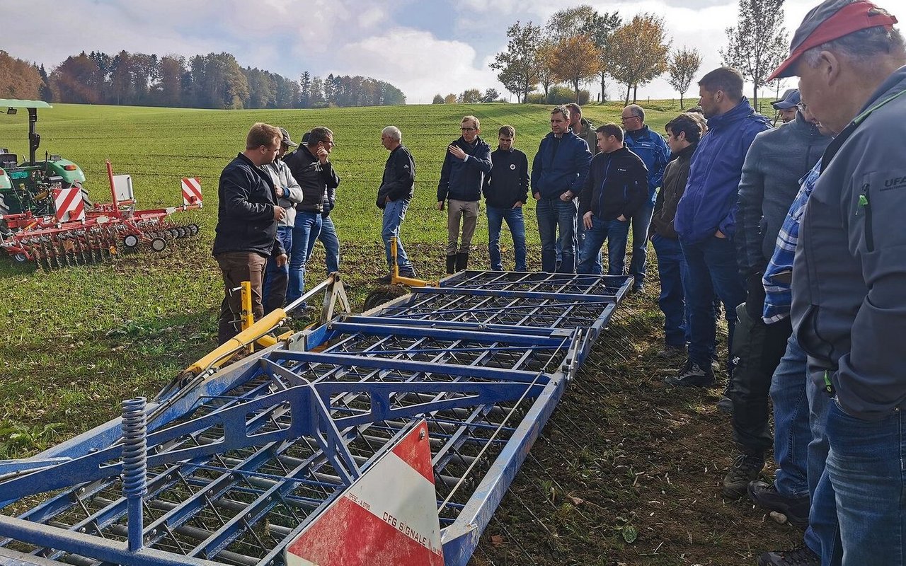 Vorführung von Geräten zur mechanischen Unkrautbekämpfung an einem kürzlichen gut besuchten Kurs über herbizidlosen Getreideanbau. 