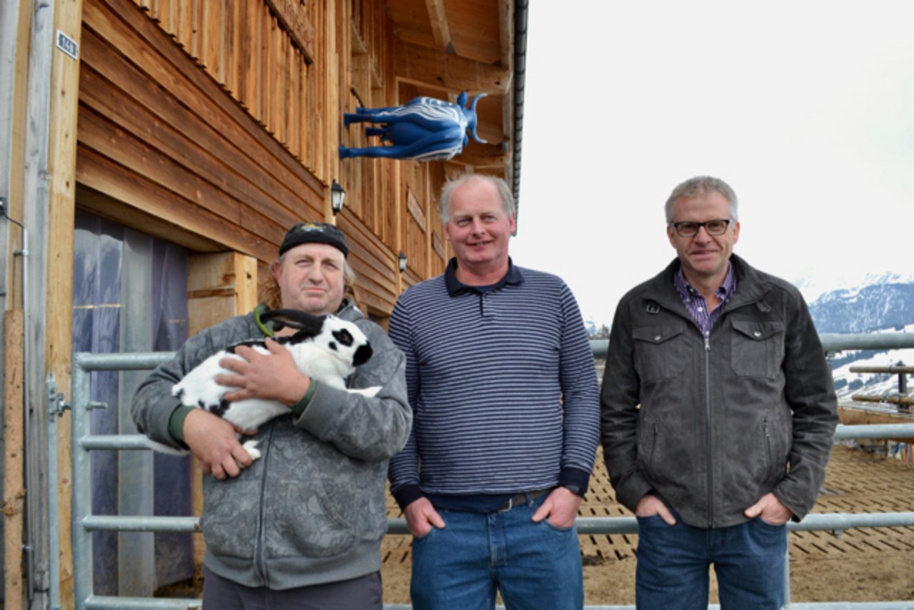 Hansueli Huber (links) wurde für seine Mithilfe an der BEA verdankt mit einer Häse. Urs Aeberhard (mitte) verlässt den Vorstand und Bruno Schärli tritt in seine Fussstapfen.