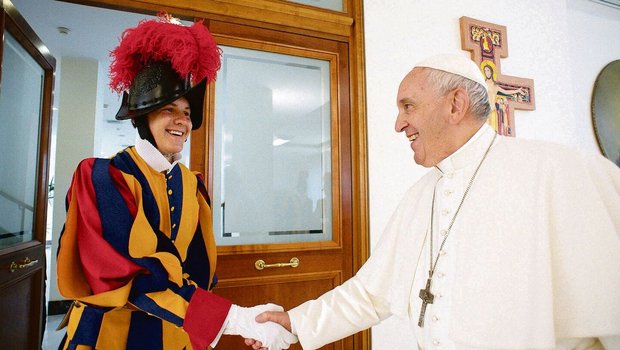 Wertschätzung: Papst Franziskus und Gardist Gisler. Die Auslanderfahrung motivierte den Luzerner besonders bei seinem Engagement in Rom.