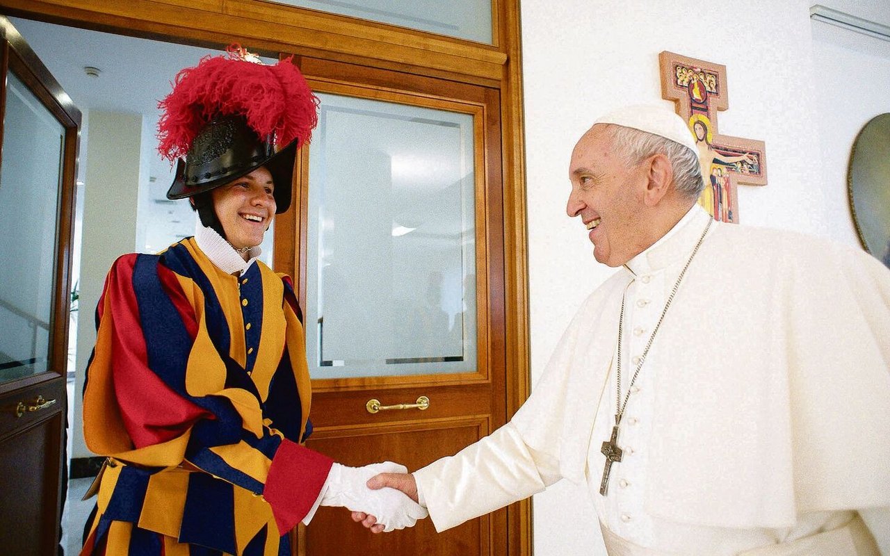 Wertschätzung: Papst Franziskus und Gardist Gisler. Die Auslanderfahrung motivierte den Luzerner besonders bei seinem Engagement in Rom.