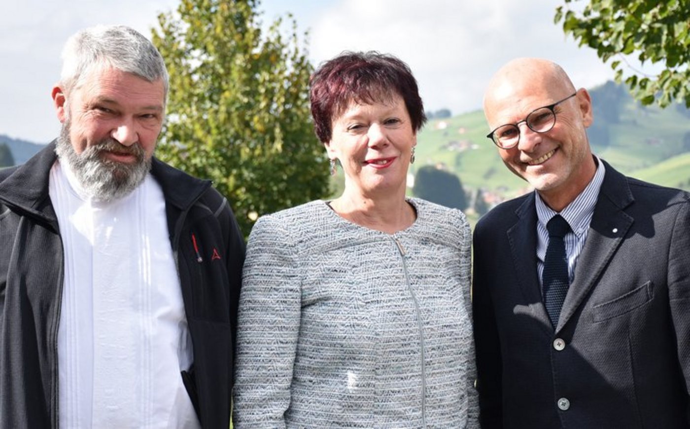 Die scheidenden Vorstandsmitglieder Präsident Lorenz Koller (l.), Agroscope-Vertreter Jean-Philippe Mayor (r.) und die frisch gewählte Präsidentin Esther Gassler feierten gemeinsam mit den Agridea-Delegierten Abschied und Neuanfang. (Agridea)