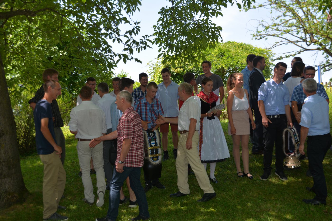 Die Lehrer und Gäste gratulieren den Absolventen und Absolventinnen zu ihrem Erfolg.