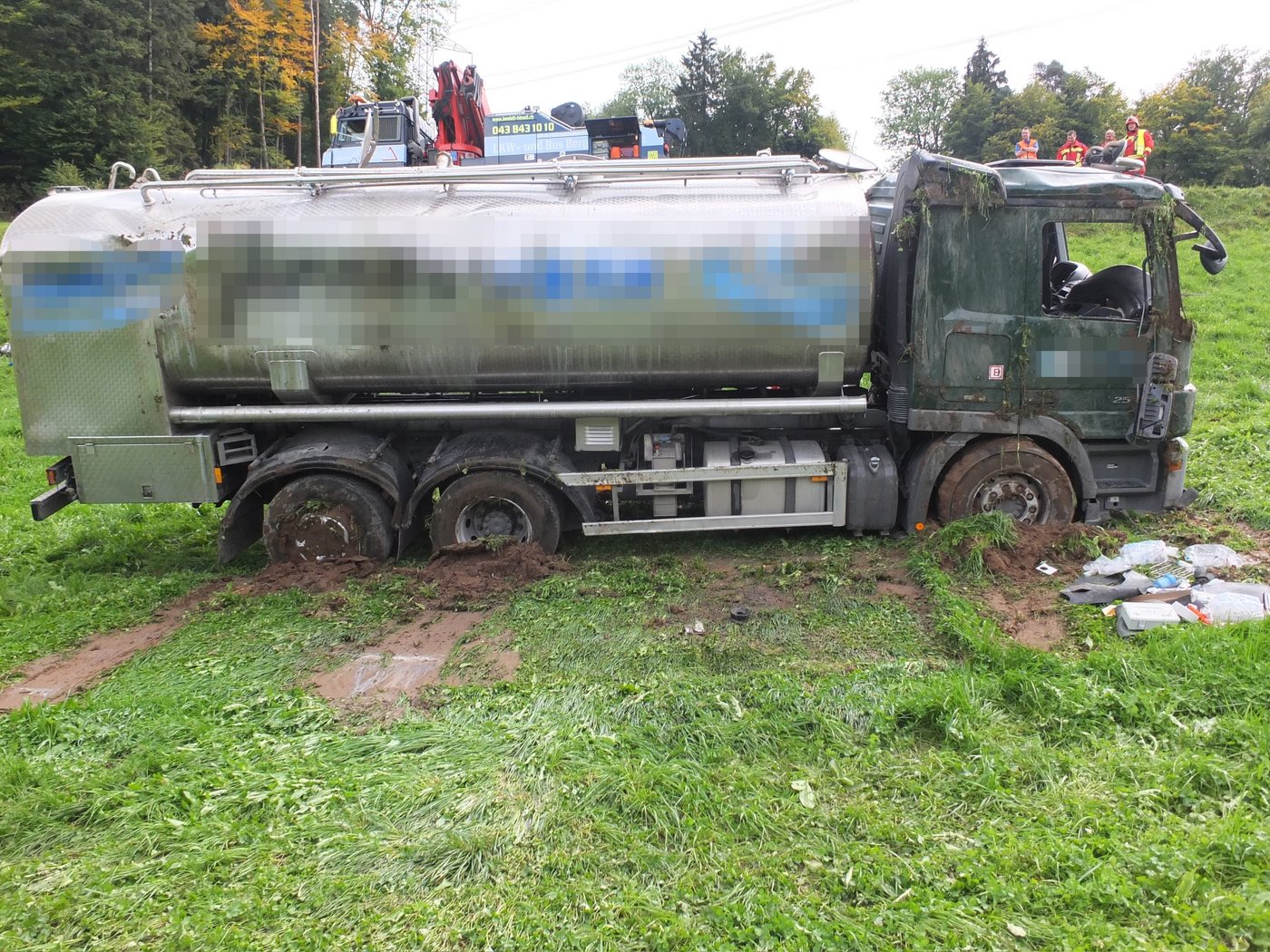 Der Lastwagen nach dem Wiederaufrichten.