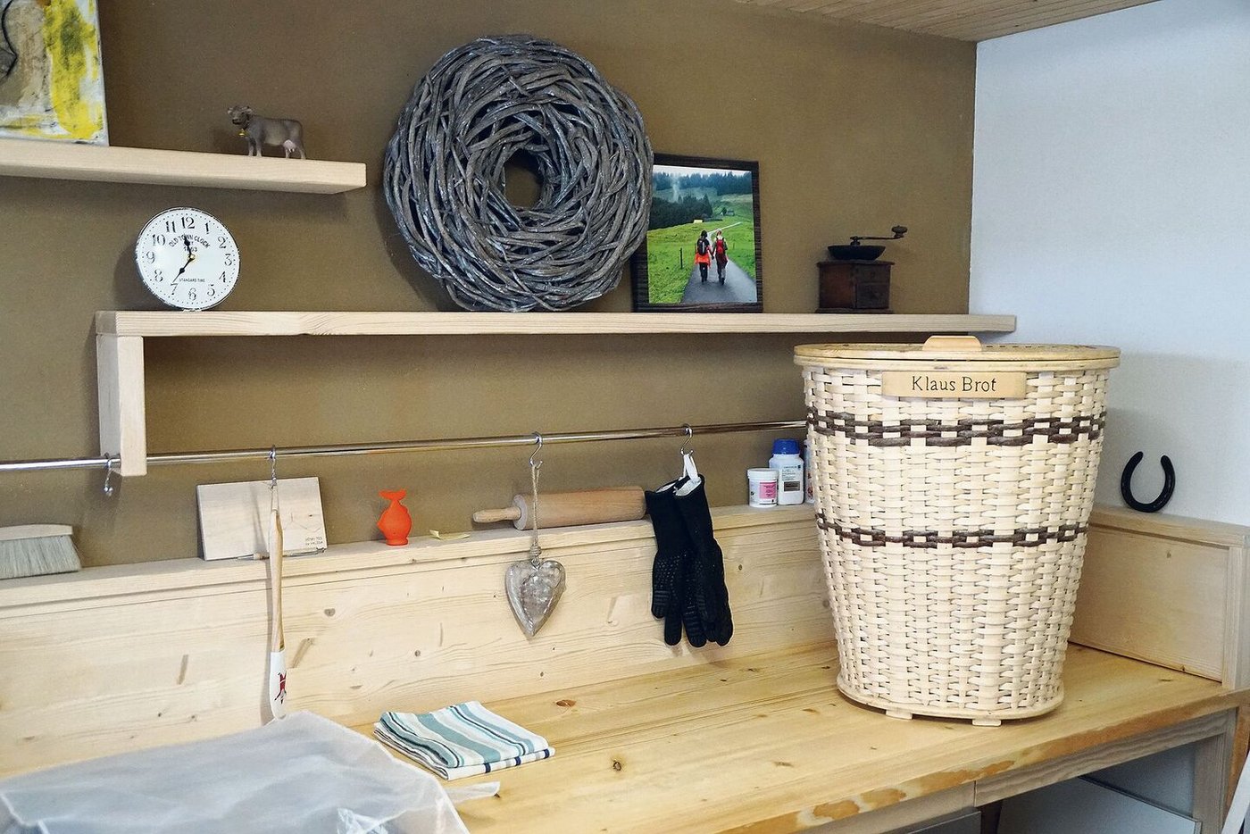 Klaus Fink ist leidenschaftlicher Bäcker. Mit der Backstube aus Lehmwänden und Holz verwirklichte er sich einen Traum.