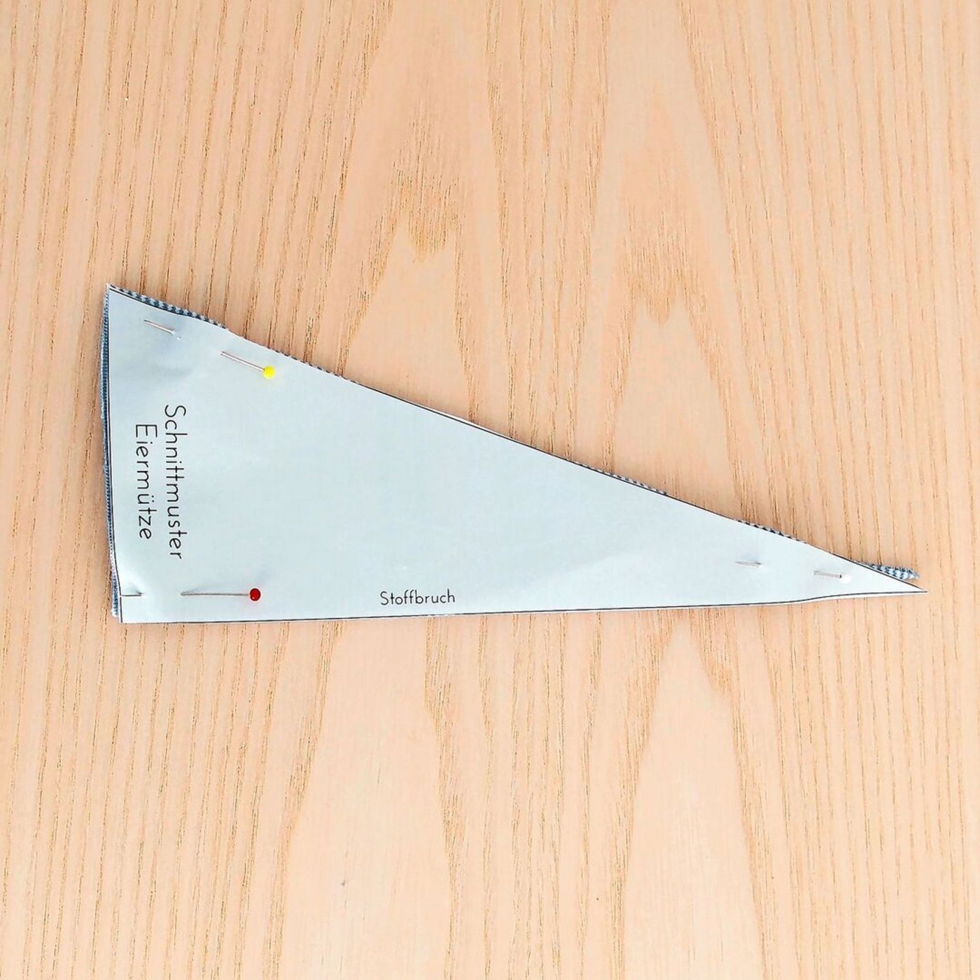 Die Vorlage ausschneiden und den Jersey im Stoffbruch zuschneiden.