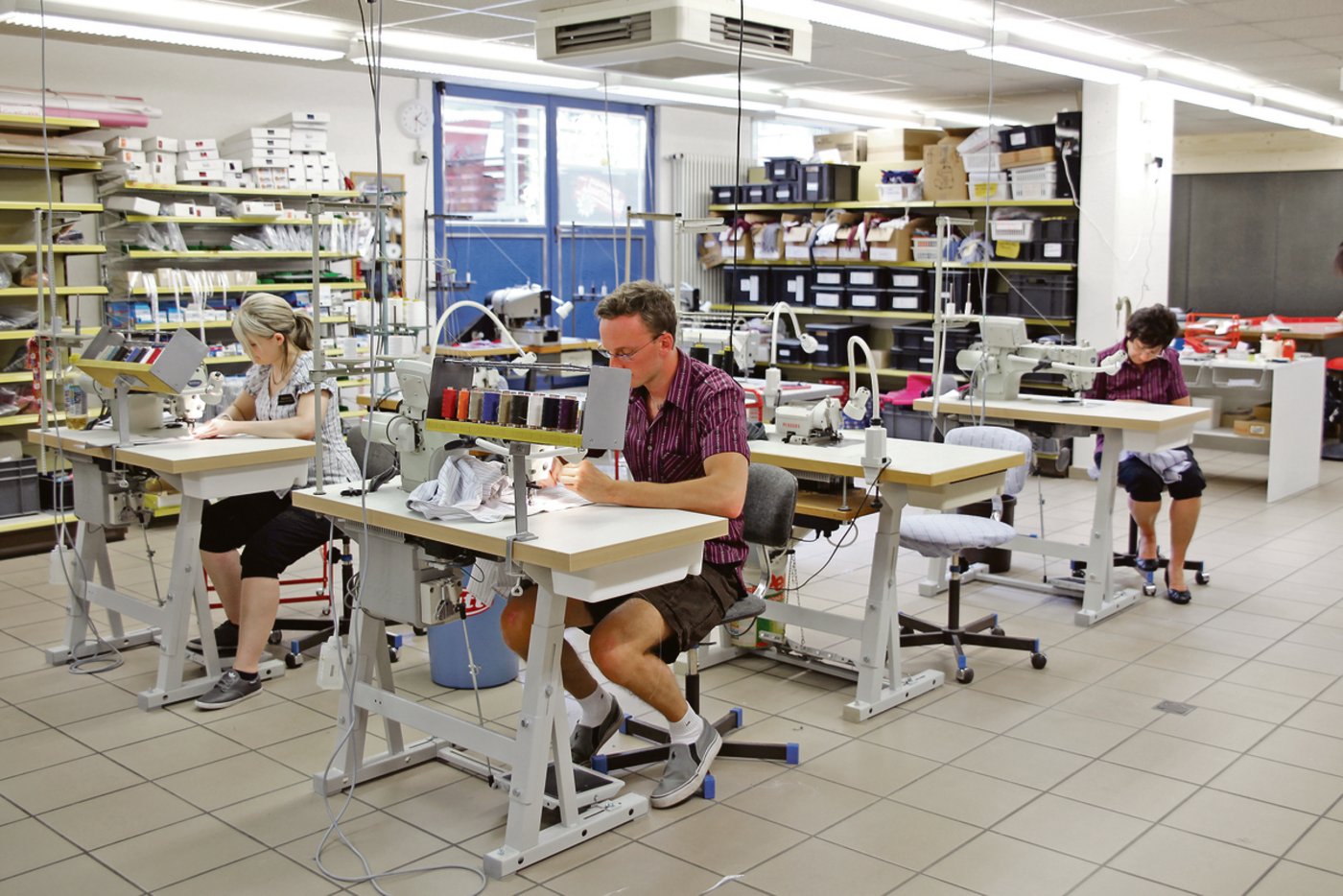 Ein klassisches Edelweisshemd, Grösse M, aus dem Nähatelier Jenni besteht aus 30 Teilen und verbraucht 1,4 bis 1,7 Meter Stoff.