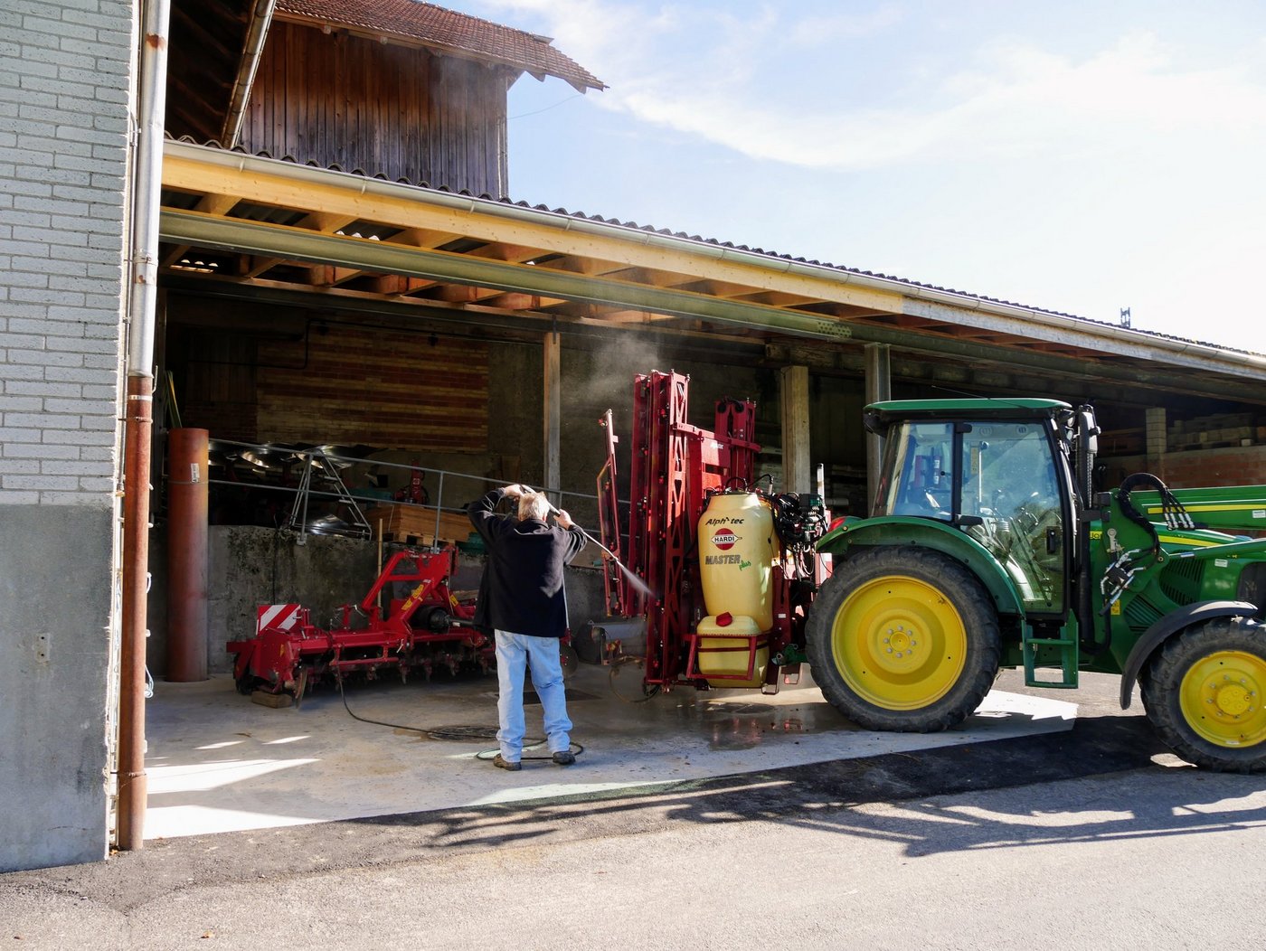So sollte es sein: Spritzen sind auf einem separaten Waschplatz zu waschen und vor Witterung geschützt aufzubewahren. (Bild Thomas Steiner, Fachstelle Pflanzenschutz Bern)