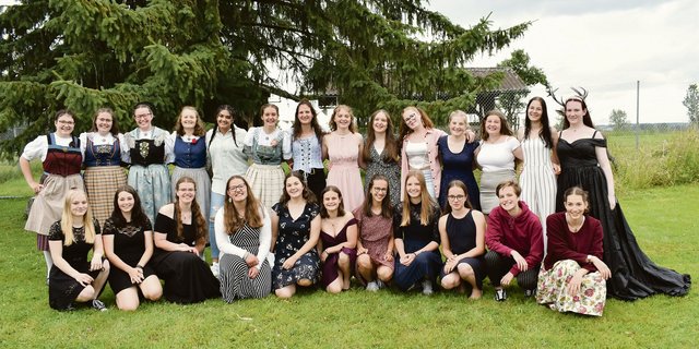 Geschafft: Die Agriprakti-Absolventinnen trafen sich am Mittwoch zu einem gemütlichen Ausklang beim Hirschpark Luzern.  (Bild LBV)