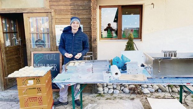 Regelmässig steht Si Regelmässig steht Simon Peter vor seinem Hofladen oder denjenigen seiner Abnehmer und backt frische Berliner. Eine Aktion, die sehr beliebt ist bei den Kunden.