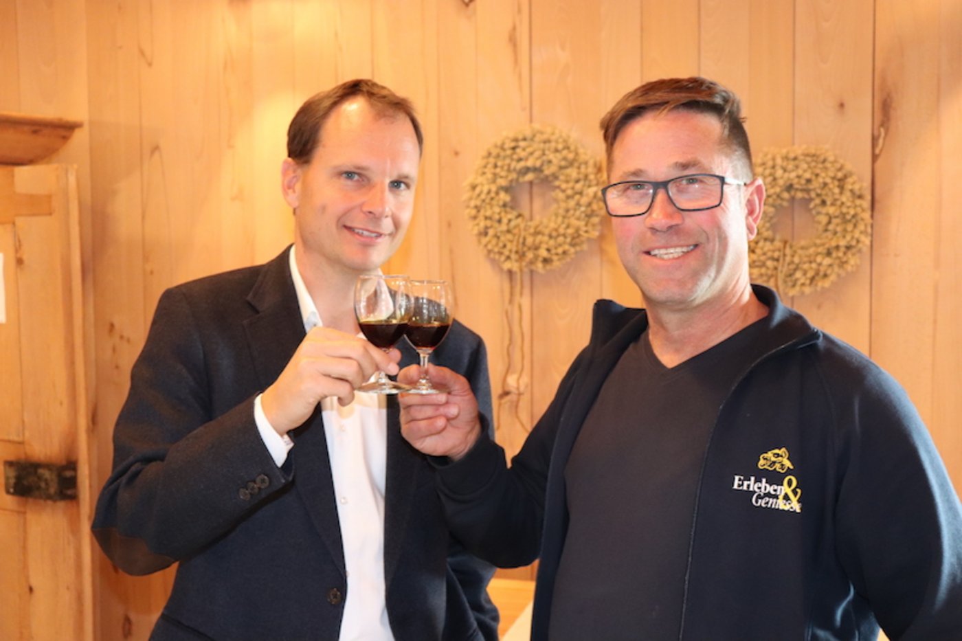 Ein Prosit aufs Kürbiskernöl: Markus Leumann, der Leiter des Schaffhauser Landwirtschaftsamts (lins) und Jury-Miglied Markus Reutimann stossen mit einem besonderen Tropfen an. 