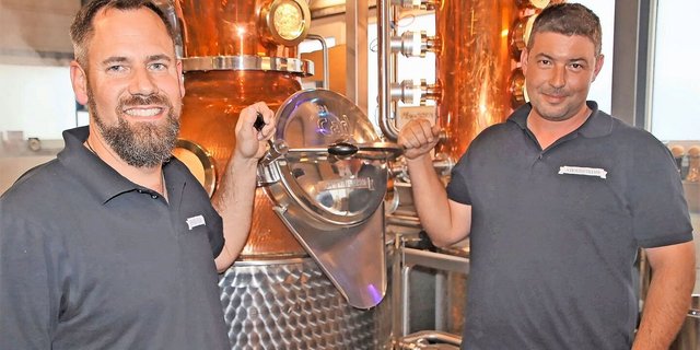 Die beiden «Schwarzbrenner» Daniel Sandmeier (links) und Sandro Köpfli öffneten am nationalen Tag «Die Schweiz brennt» die Türe ihrer Brennerei in Ramsen.