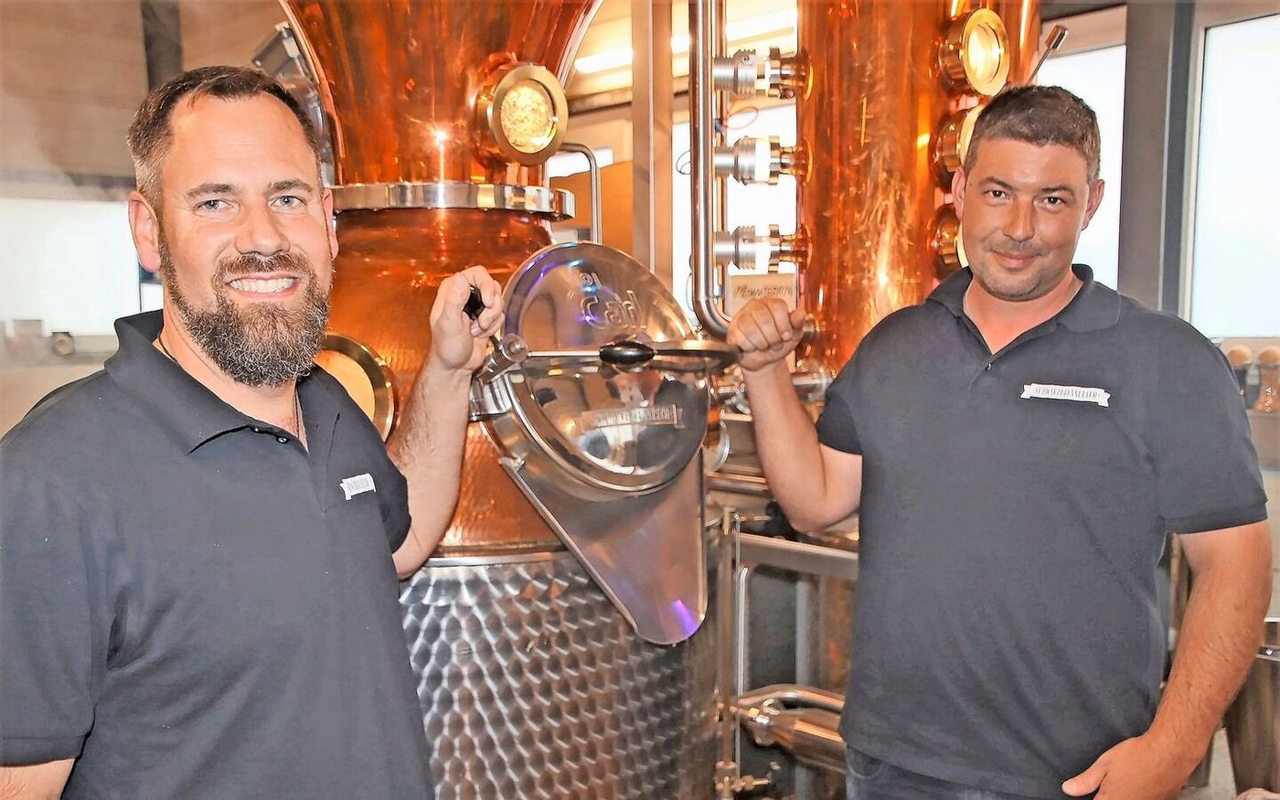 Die beiden «Schwarzbrenner» Daniel Sandmeier (links) und Sandro Köpfli öffneten am nationalen Tag «Die Schweiz brennt» die Türe ihrer Brennerei in Ramsen.