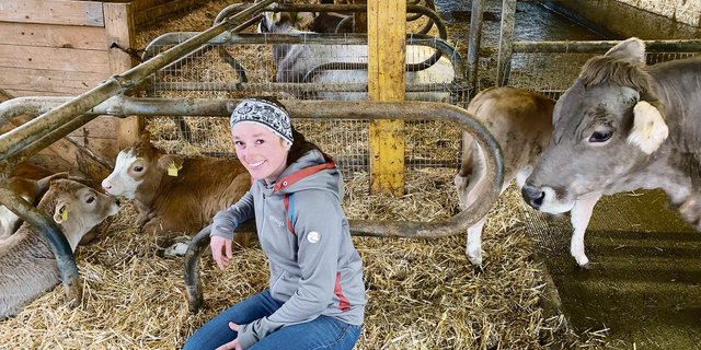 Janine Omlin-Kayser vom Biohof  Eggmatt im Stall mit den Mutterkühen und jungen Natura-Veal Kälbern. (Bild Josef Scherer)