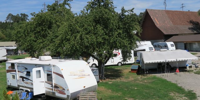 Vorübergehende Aufenthalte von Fahrenden mit Wohnwagen auf Bauernhöfen. (Symbolbild zVg)