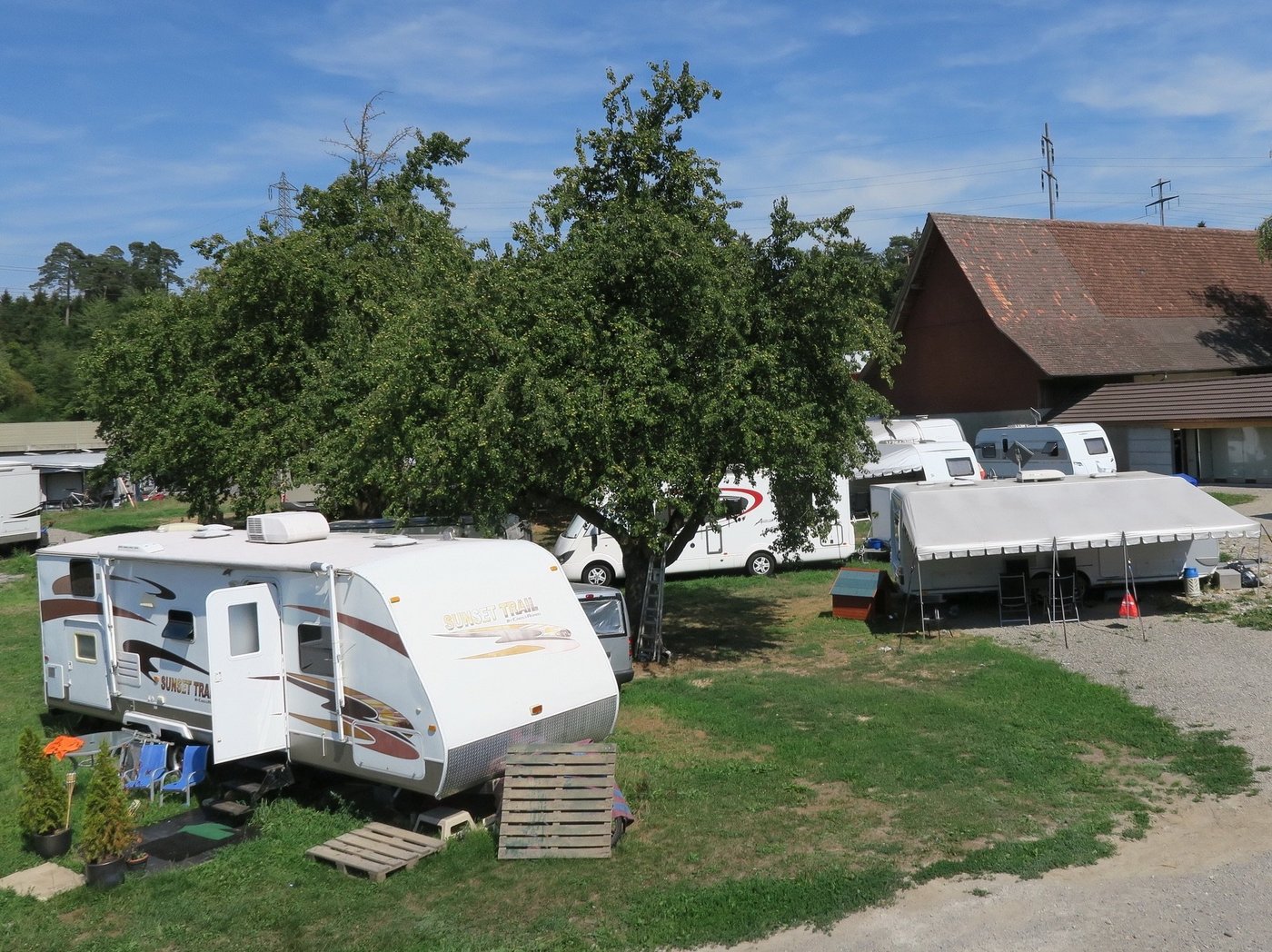 Vorübergehende Aufenthalte von Fahrenden mit Wohnwagen auf Bauernhöfen. (Symbolbild zVg)