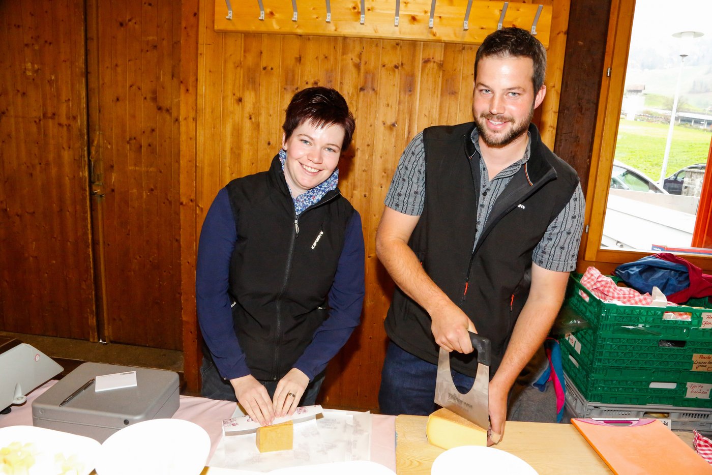 Clelia und Matthias Waser, Alp Unters-Hütte, Niederbauen NW, an ihrem Verkaufsstand. (Bild Erika Rebsamen)