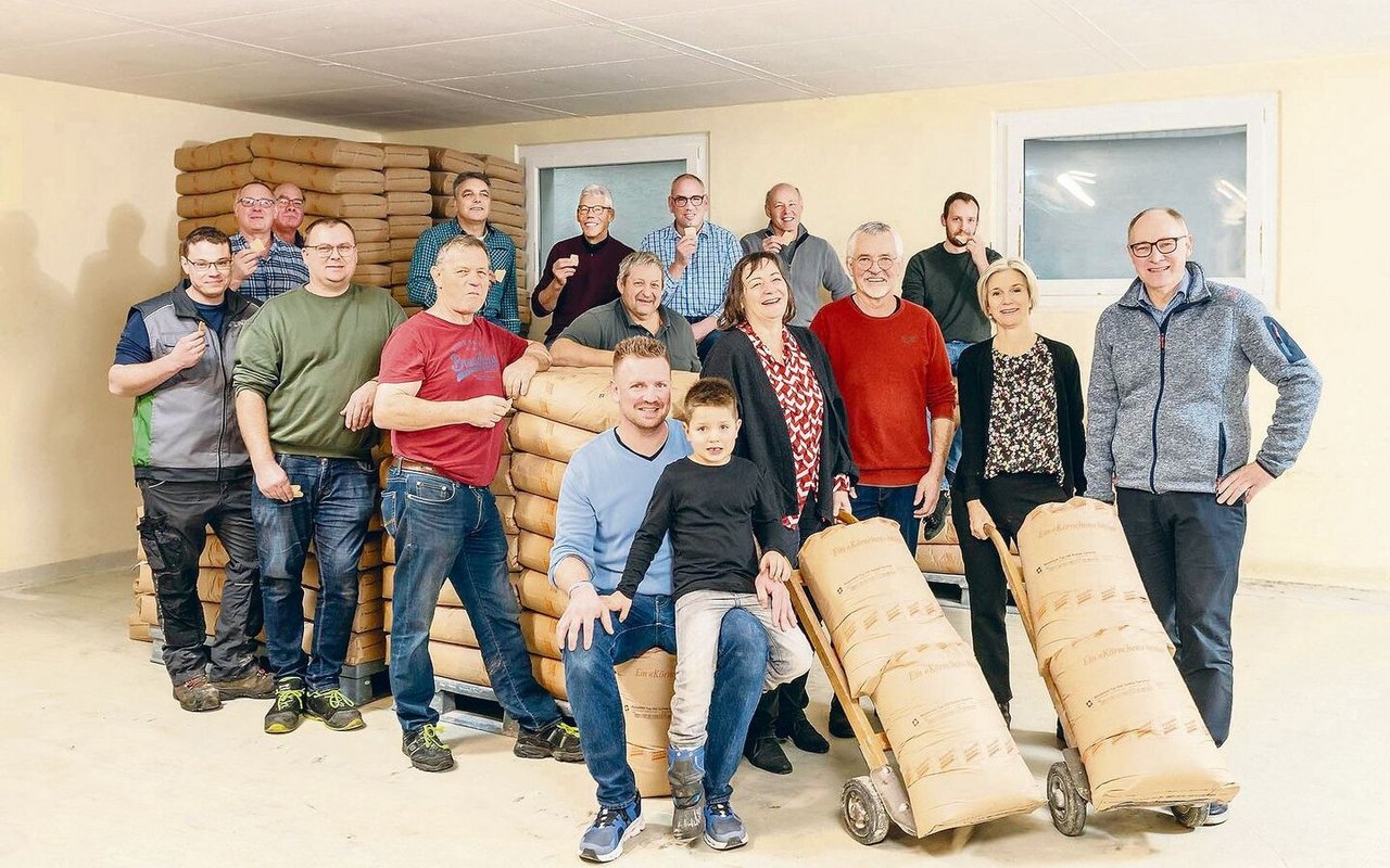 Neues ausprobieren: Die beiden Geschäftsleiterinnen mit den Aargauer Landwirten, die für das Unternehmen im Rahmen eines Pilotprojekts nachhaltig produzierten Weizen anbauen.