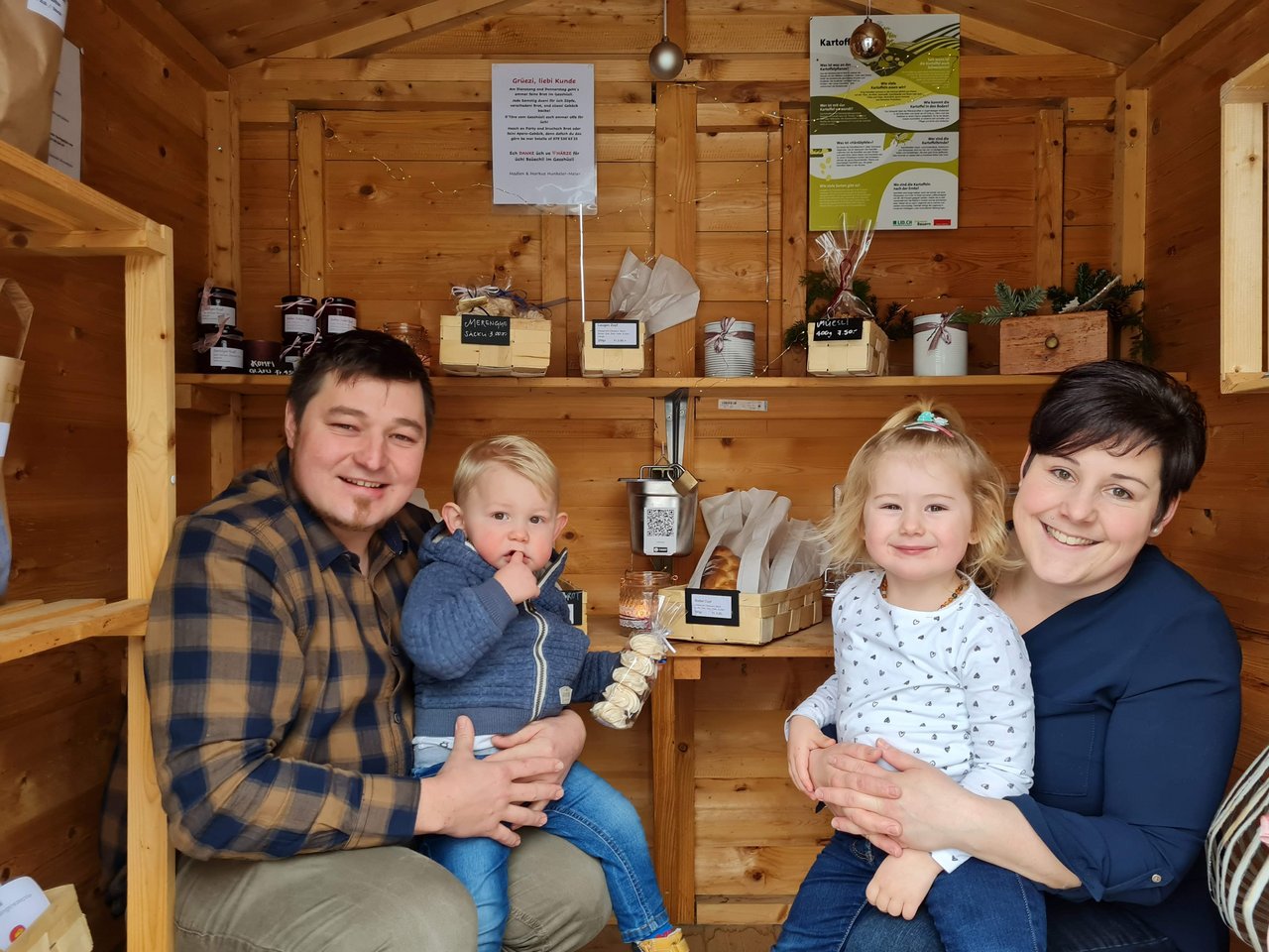 Markus und Madlen Hunkeler mit Julian und Leonie im «Gasshüsli». Jeweils am Dienstag, Donnerstag und Samstag gibt es frisches Brot, Zöpfe und Gebäcke. (Bild fj)