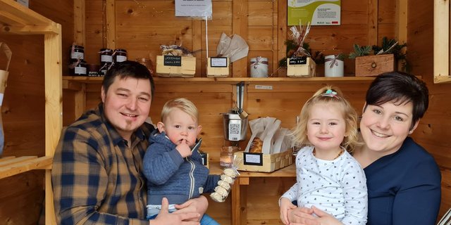 Markus und Madlen Hunkeler mit Julian und Leonie im «Gasshüsli». Jeweils am Dienstag, Donnerstag und Samstag gibt es frisches Brot, Zöpfe und Gebäcke. (Bild fj)
