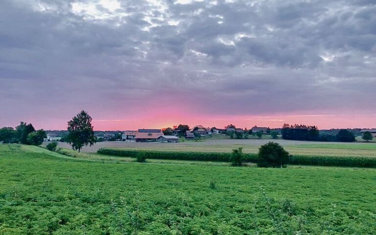 Diese schöne morgendliche Stimmung verheisst einen Tag mit schwülem Wetter. Die Wolken verdeutlichen es: Feuchtigkeit ist in der Luft vorhanden. Die aufgehende Sonne wird die nötige Wärme liefern.