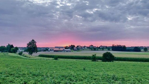 Diese schöne morgend Diese schöne morgendliche Stimmung verheisst einen Tag mit schwülem Wetter. Die Wolken verdeutlichen es: Feuchtigkeit ist in der Luft vorhanden. Die aufgehende Sonne wird die nötige Wärme liefern.