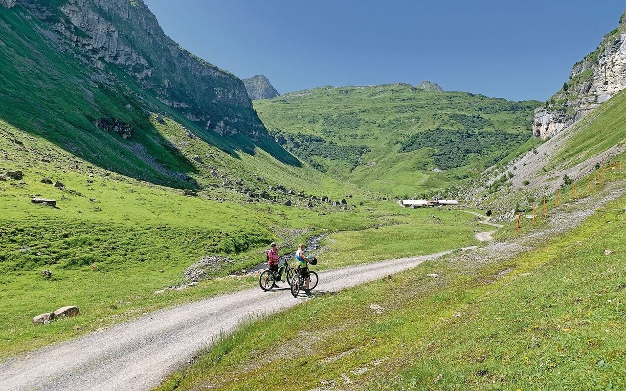 Das weite Tal vom Lipplisbüel ob Muotathal in Richtung Chinzigpass auf Urner Seite umfasst mehrere Alpen. 