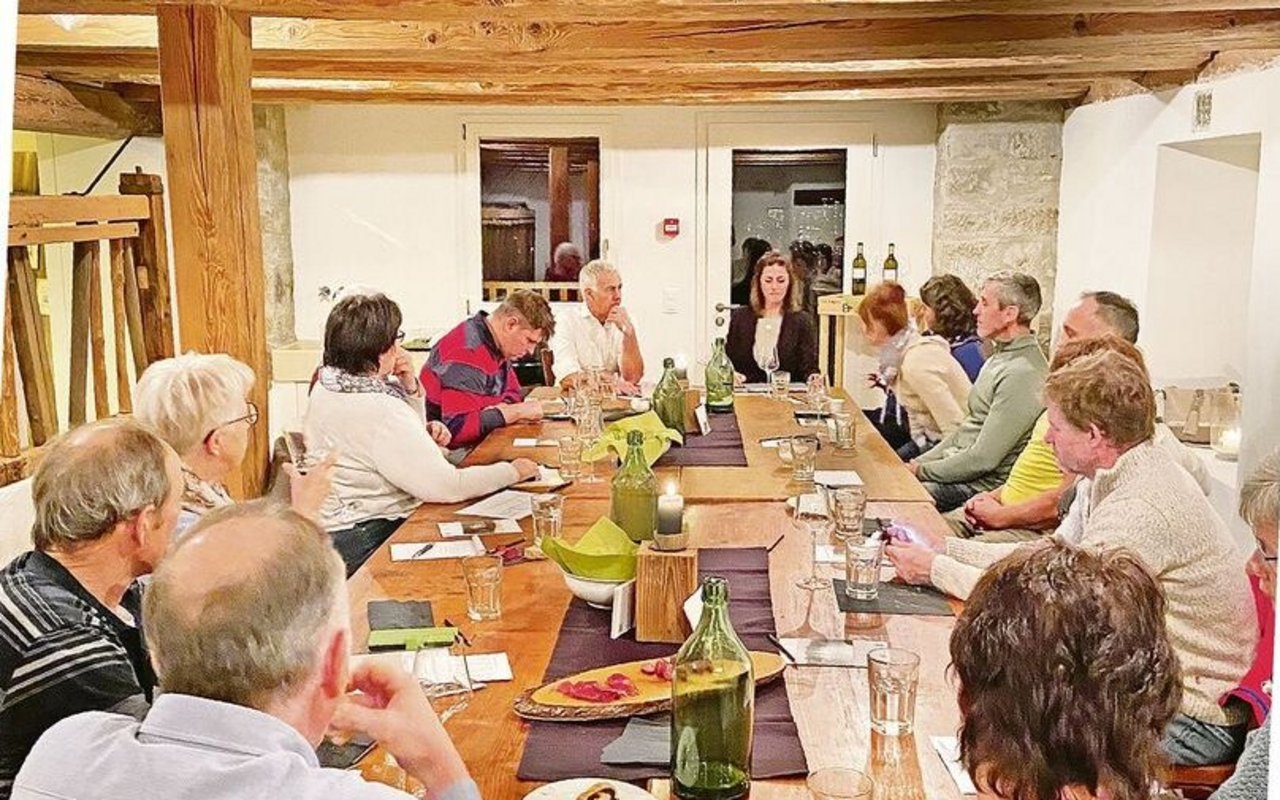 Markus Reinhard und Petra Grätzer (am Tisch hinten) diskutierten über ihre Agrotourismus-Erfahrungen. 