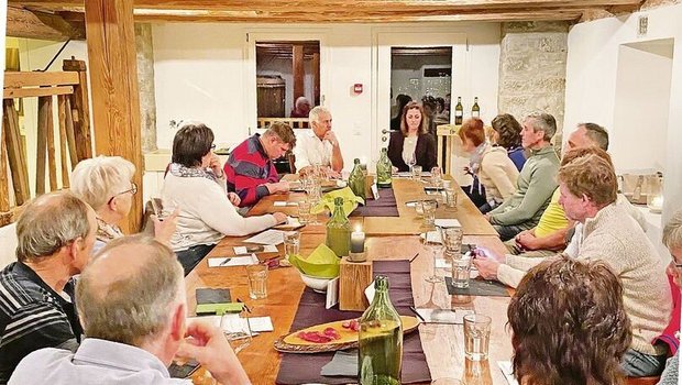 Markus Reinhard und Petra Grätzer (am Tisch hinten) diskutierten über ihre Agrotourismus-Erfahrungen. 