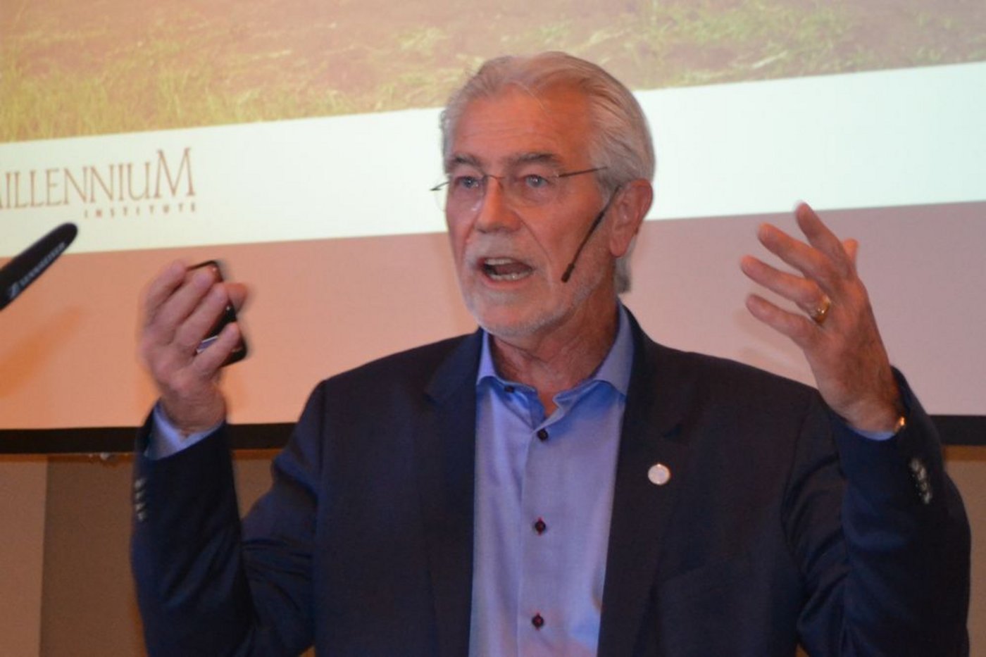 ... erwies Hans Rudolf Herren Bio Suisse seine Ehre. Sein Referat stiess bei den Delegierten auf viel Interesse.