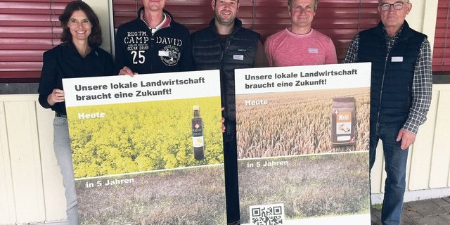 Die IG Pro Kulturland mit Bettina Hübscher, Lukas Pflugshaupt, Daniel Hess, Elmar Hüppi und Heinrich Wintsch. Die Plakate werden auf die betroffenen Ackerflächen platziert.