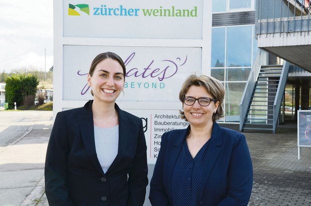 Giulia Balmer (links) und Brigitte Grab vor der Geschäftsstelle des Regionalmanagements Zürcher Weinland in Kleinandelfingen: Sie engagieren sich dafür, die Standortattraktivität des Zürcher Weinlands zu steigern.(Bild Isabelle Schwander)