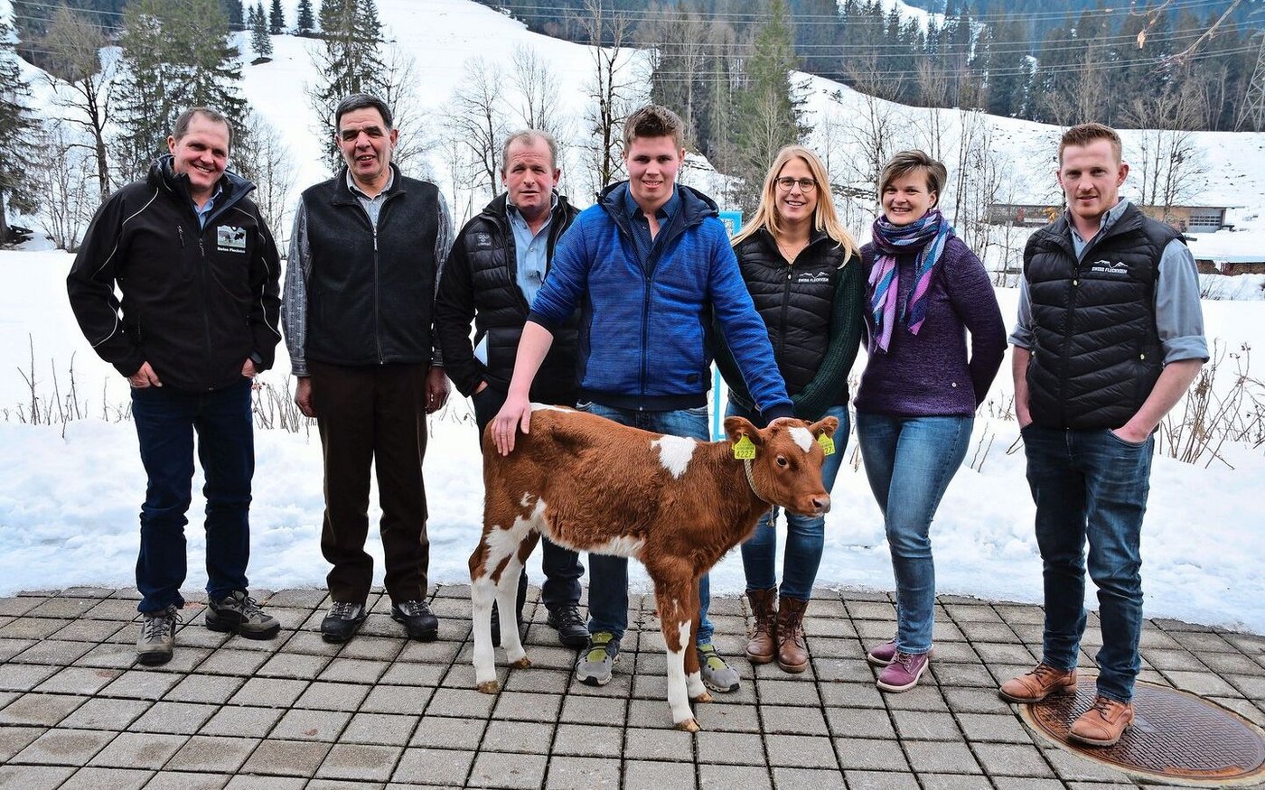 Die ehemaligen Präsidenten Daniel Seematter, Hans Braun, Rolf Dummermuth, Gewinner des Kalbes Mathias Aebersold, Florence Tagini, Daniela Schmutz und Martin Zurbrügg (v.l.n.r.). 
