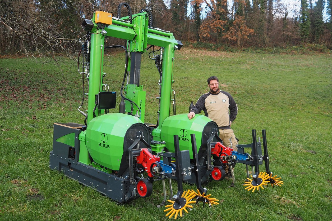 Andi Reichenbach präsentiert den Geräteträger Flunick, für den er und sein Team vom Schweizerischen Landmaschinen-Verband ausgezeichnet worden sind.	(Bild Christian Weber