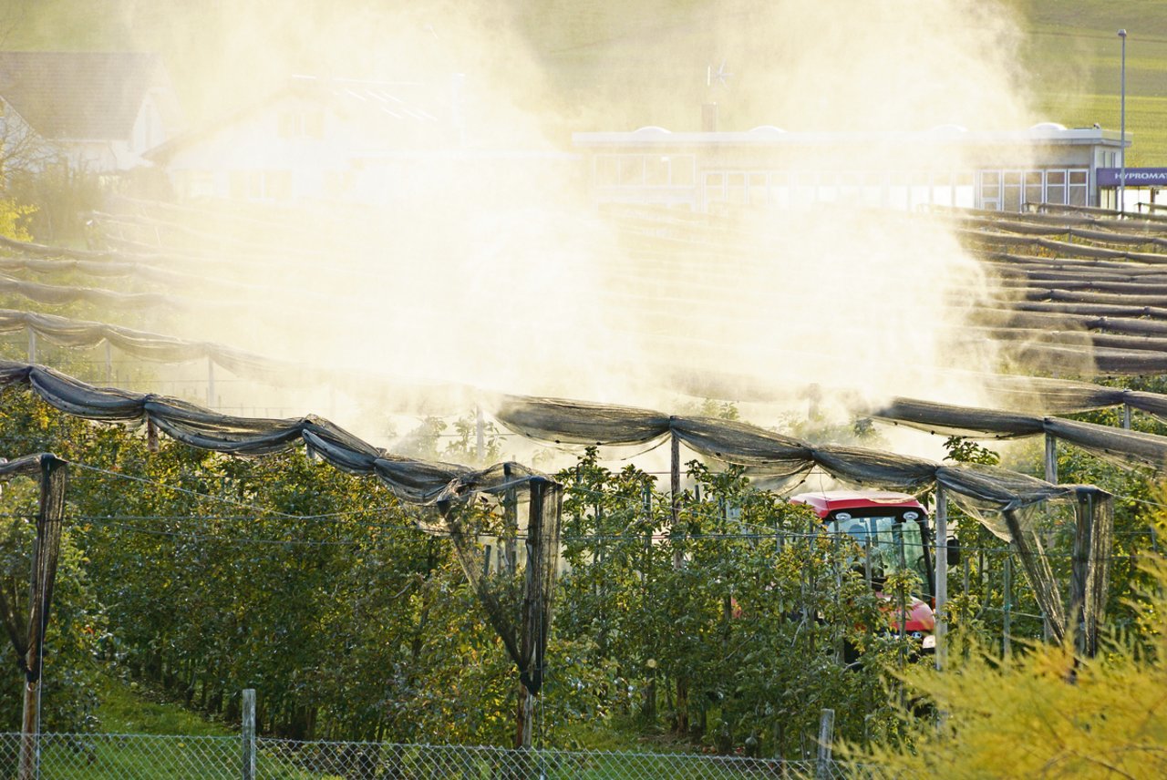 Dank grösserer Tröpfchen können mit Turbo-Drop-Injektordüsen Abdrifte und Sprühwolken wie hier im Bild massiv verringert werden. (Bild Ruth Aerni)