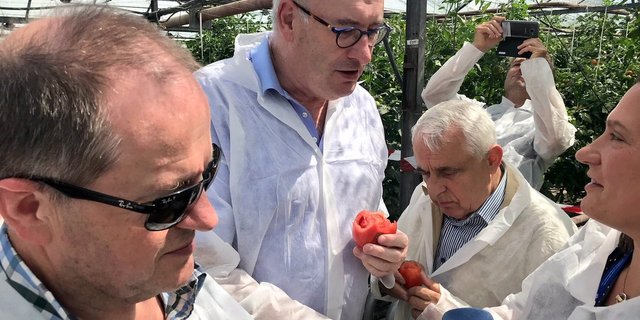 EU-Kommissär Phil Hogan degustiert auf seiner Bulgarienreise eine Tomate. (Bild akr)