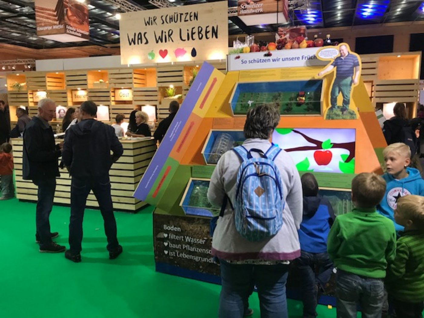 Impression aus der Sonderschau "Wir schützen was wir lieben" von der Allianz gegen die Pflanzenschutz-Initiativen. (Bild akr)