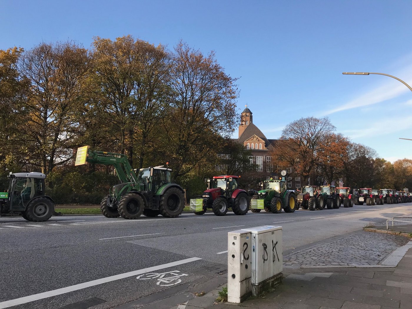 Solche Bilder wie hier an der "Treckerdemo" in Deutschland, wird es voraussichtlich in der Schweiz in naher Zukunft nicht geben. (Bild Bianca Schröder/ Twitter)