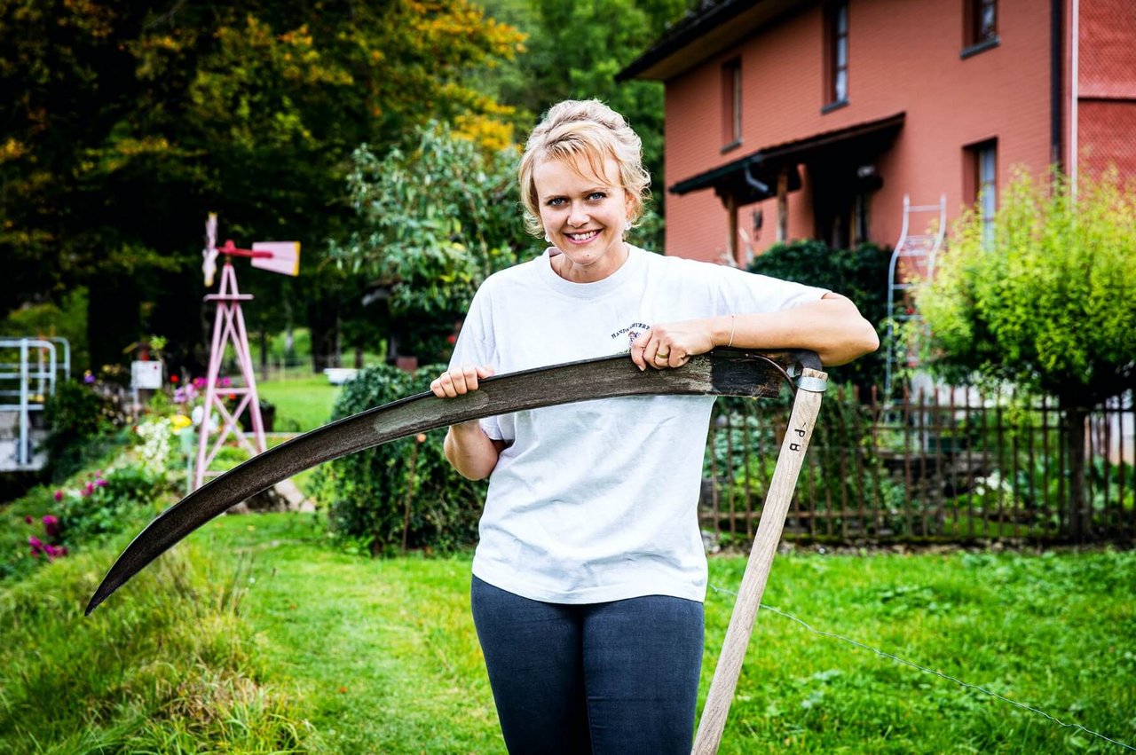 Landfrauenküche 2019 - Brigitte Inderbitzin Foto-Shooting mit Sense (Bild: SRF/Ueli Christoffel)